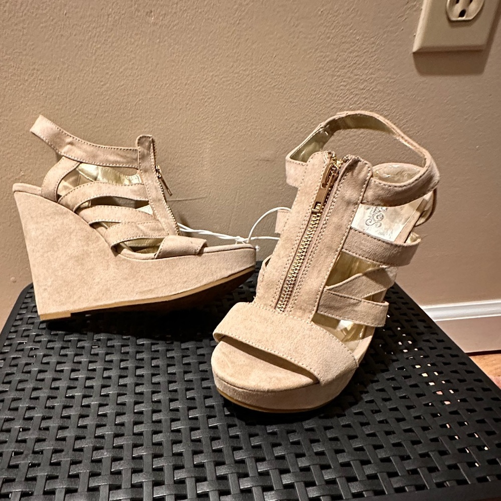 NWT Grey Velvet Wedges! Size 7